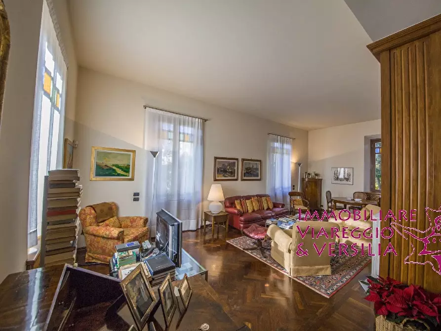 Immagine 3 di Villa in vendita  in via Siena a Camaiore