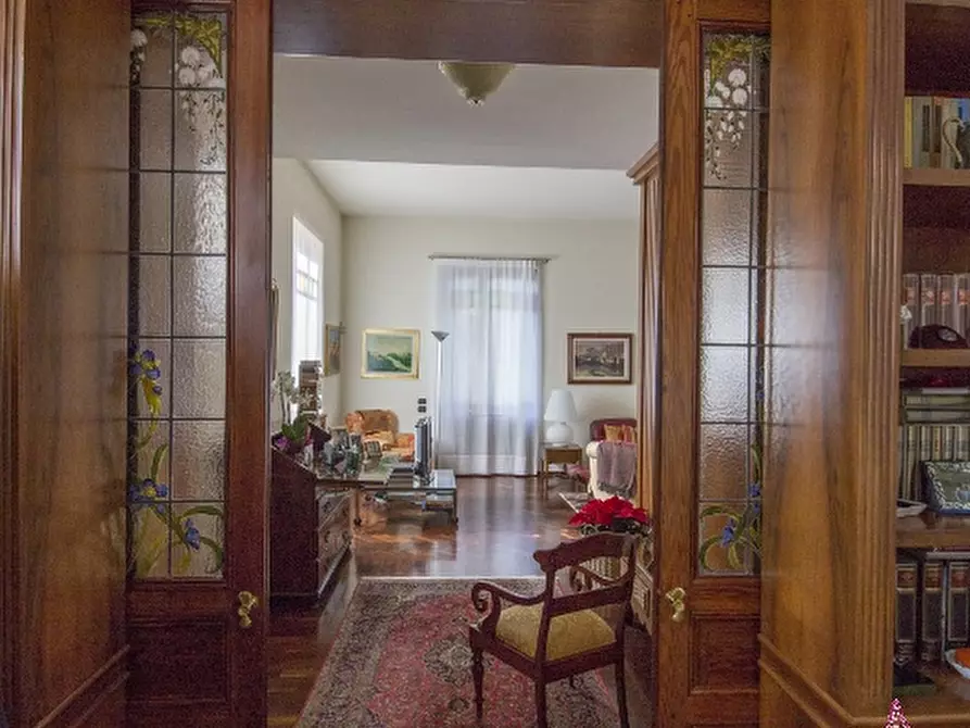 Immagine 15 di Villa in vendita  in via Siena a Camaiore