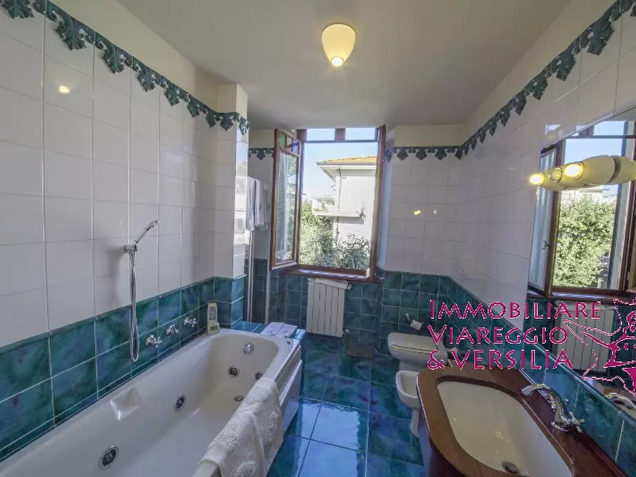 Immagine 23 di Villa in vendita  in via Siena a Camaiore