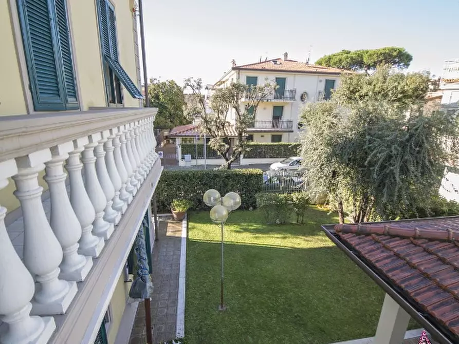 Immagine 30 di Villa in vendita  in via Siena a Camaiore