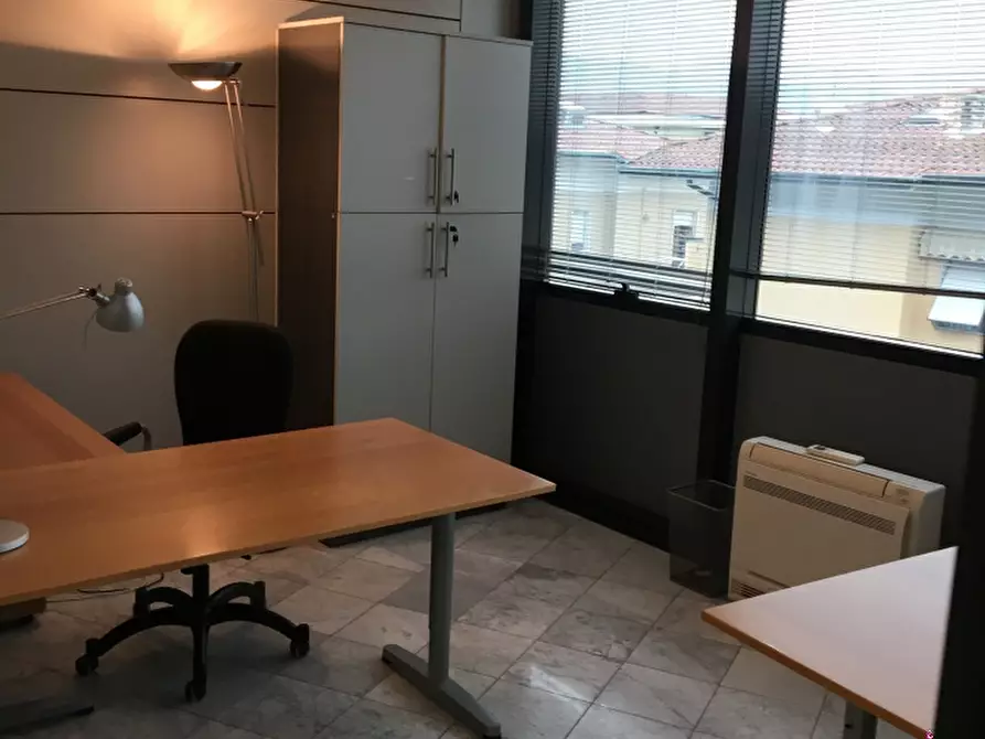 Immagine 12 di Capannone industriale in affitto  in via Tobino a Viareggio