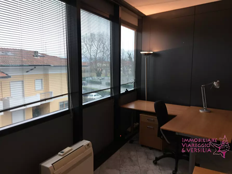 Immagine 17 di Capannone industriale in affitto  in via Tobino a Viareggio