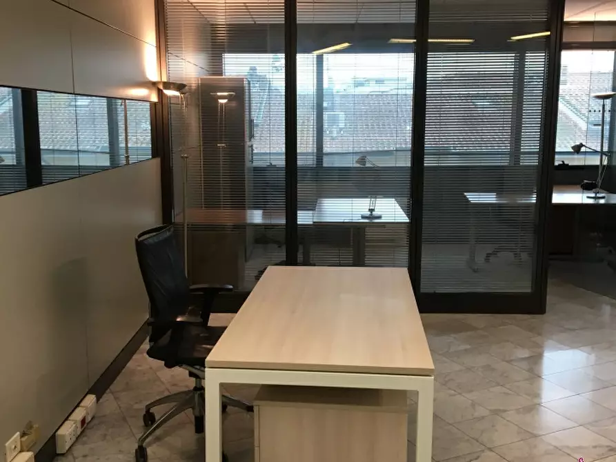 Immagine 30 di Capannone industriale in affitto  in via Tobino a Viareggio