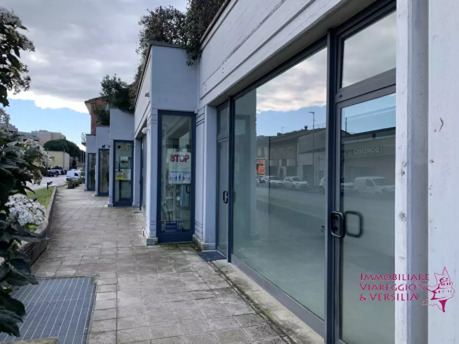 Immagine 2 di Negozio in vendita  in via aurelia Nord a Viareggio
