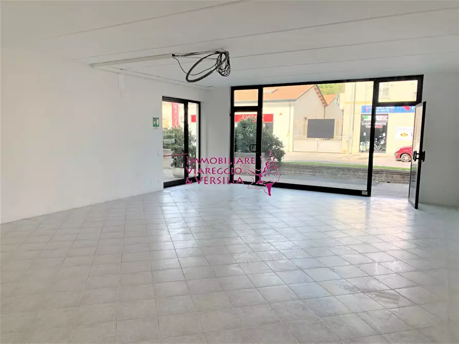 Immagine 3 di Negozio in vendita  in via aurelia Nord a Viareggio