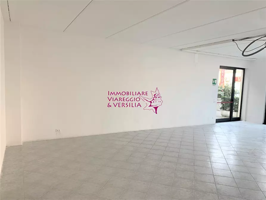 Immagine 4 di Negozio in vendita  in via aurelia Nord a Viareggio