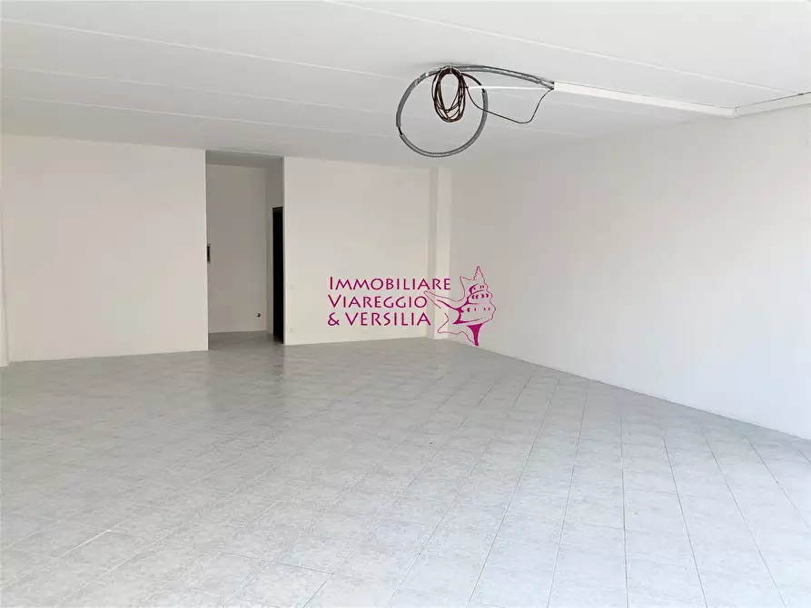 Immagine 9 di Negozio in vendita  in via aurelia Nord a Viareggio