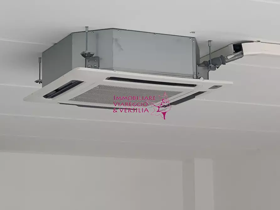 Immagine 11 di Negozio in vendita  in via aurelia Nord a Viareggio