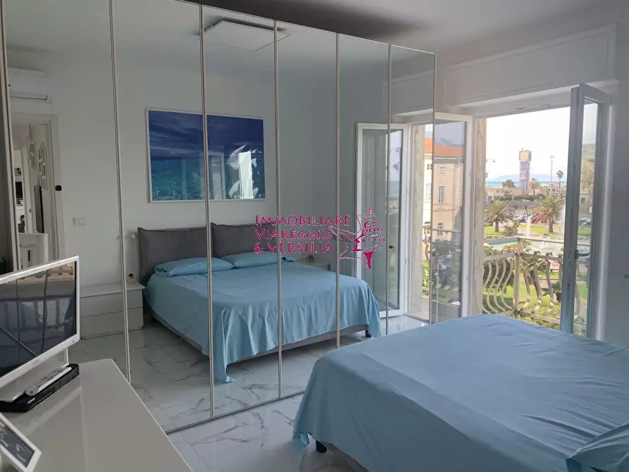 Immagine 15 di Attico in vendita  in viale Carducci a Viareggio