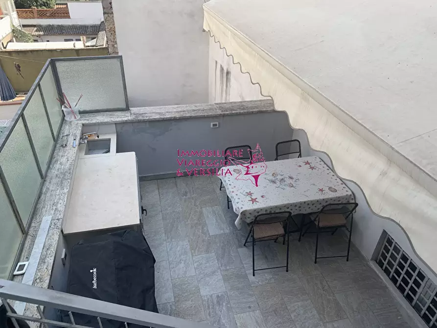 Immagine 21 di Attico in vendita  in viale Carducci a Viareggio