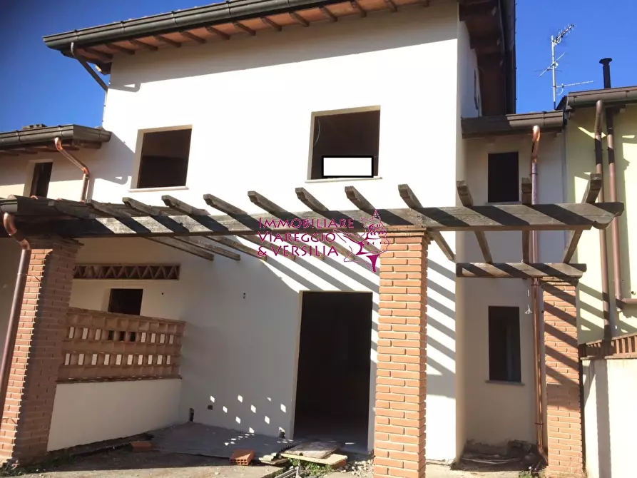 Immagine 3 di Villetta a schiera in vendita  in via delle serre a Camaiore