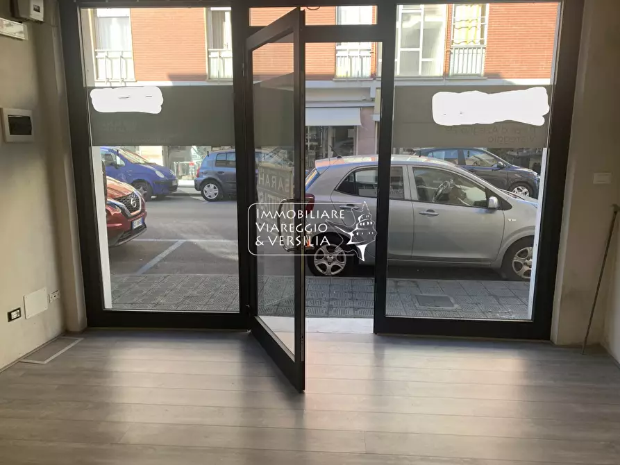 Immagine 1 di Locale commerciale in affitto  a Viareggio