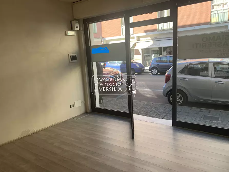 Immagine 2 di Locale commerciale in affitto  a Viareggio