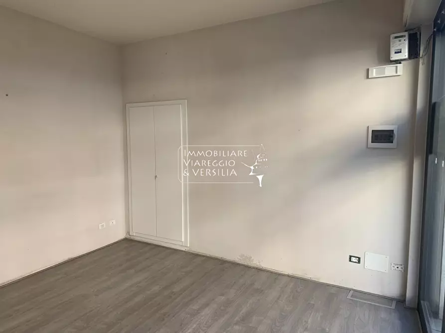 Immagine 3 di Locale commerciale in affitto  a Viareggio