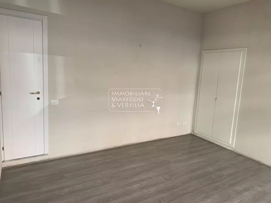 Immagine 4 di Locale commerciale in affitto  a Viareggio