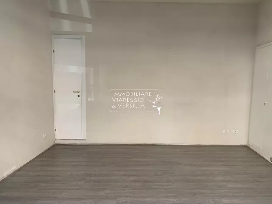Immagine 6 di Locale commerciale in affitto  a Viareggio