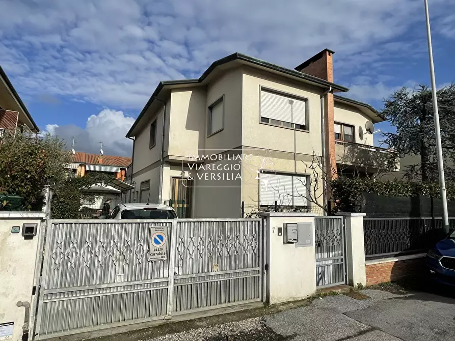 Immagine 1 di Casa bifamiliare in vendita  a Viareggio