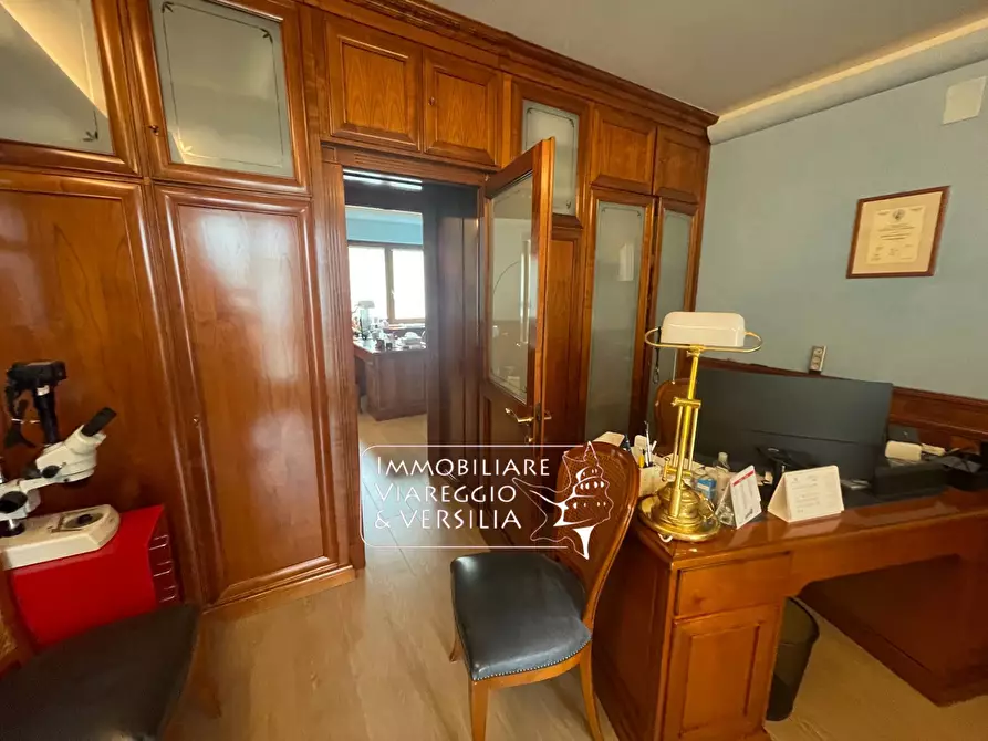 Immagine 5 di Appartamento in vendita  in via Cesare Battisti a Viareggio