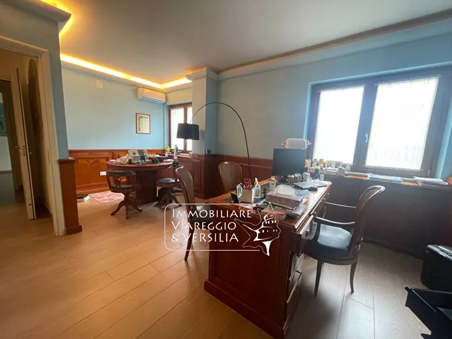 Immagine 2 di Appartamento in vendita  in via Cesare Battisti a Viareggio