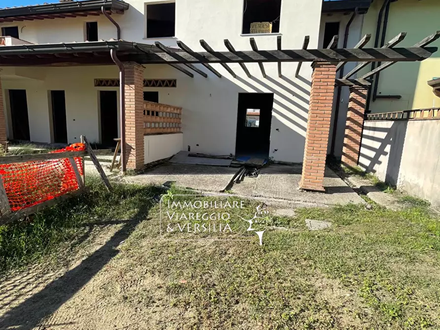 Immagine 8 di Villetta a schiera in vendita  in via delle serre a Camaiore