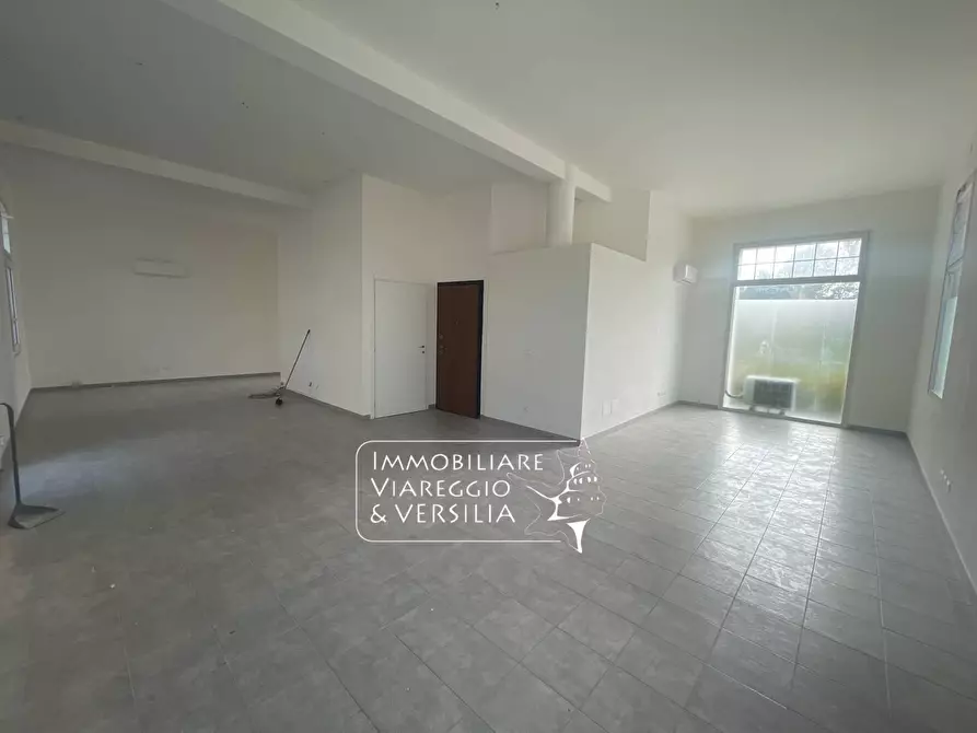 Immagine 4 di Capannone industriale in affitto  in via di Montramito a Viareggio