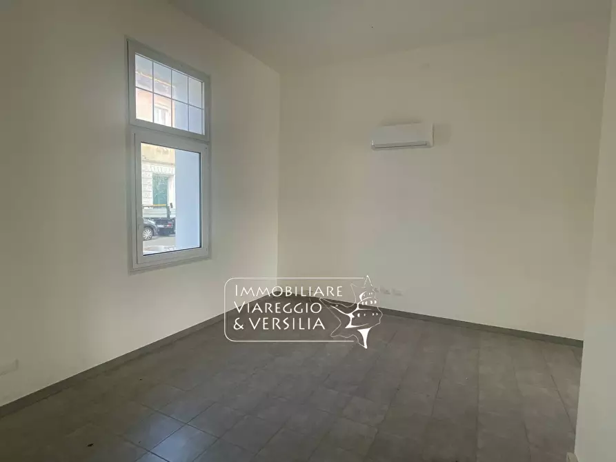 Immagine 2 di Capannone industriale in affitto  in via di Montramito a Viareggio