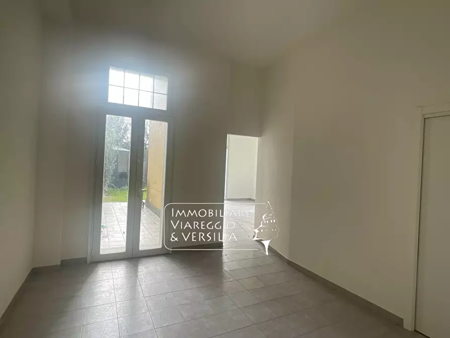 Immagine 13 di Capannone industriale in affitto  in via di Montramito a Viareggio