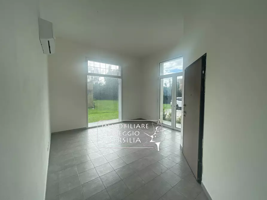 Immagine 15 di Capannone industriale in affitto  in via di Montramito a Viareggio