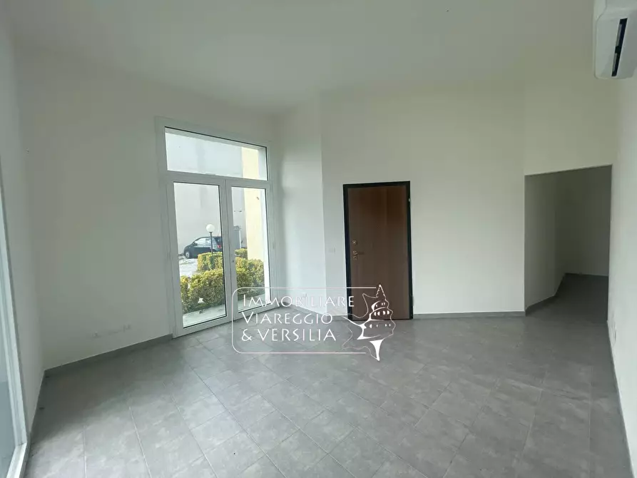 Immagine 16 di Capannone industriale in affitto  in via di Montramito a Viareggio