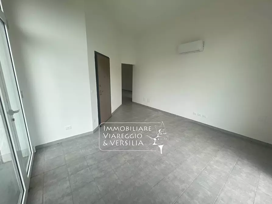 Immagine 17 di Capannone industriale in affitto  in via di Montramito a Viareggio