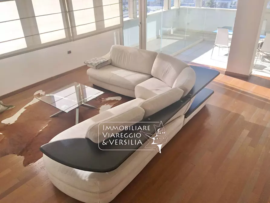 Immagine 21 di Attico in affitto  in via Mentana a Viareggio