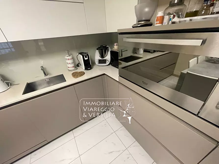 Immagine 3 di Appartamento in vendita  in via delle tre fontane a Massarosa