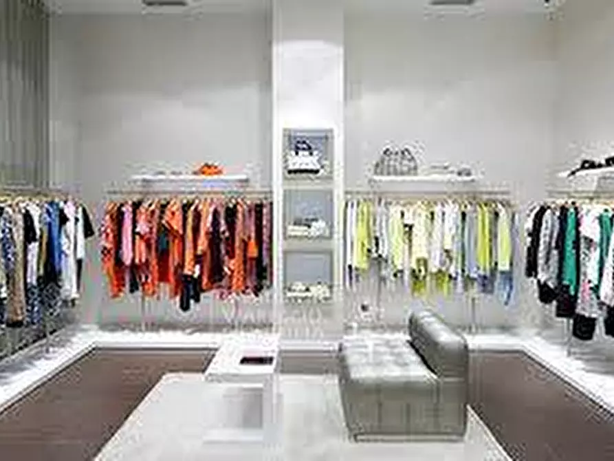 Immagine 2 di Negozio in vendita  in viale Giosuè Carducci a Viareggio