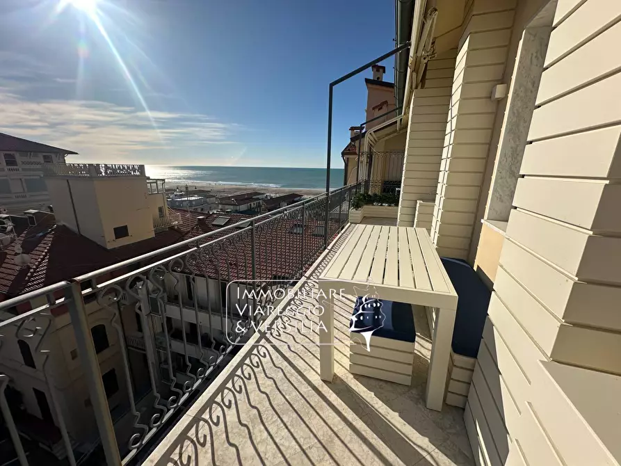 Immagine 23 di Attico in vendita  in viale Giosue Carducci a Viareggio