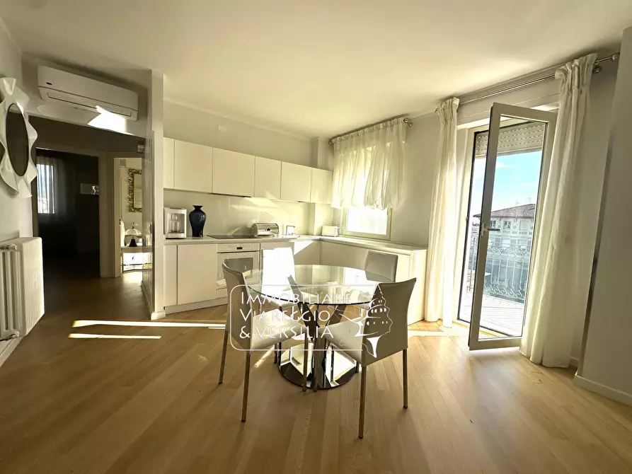 Immagine 26 di Attico in vendita  in viale Giosue Carducci a Viareggio