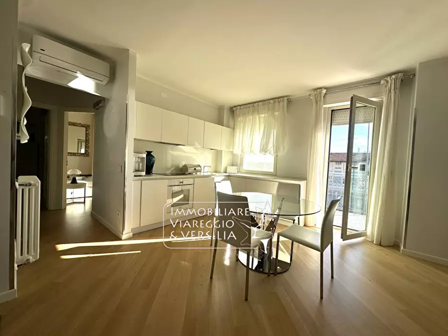 Immagine 27 di Attico in vendita  in viale Giosue Carducci a Viareggio