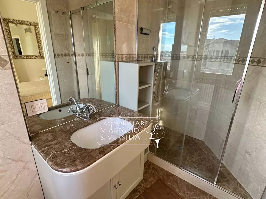 Immagine 30 di Attico in vendita  in viale Giosue Carducci a Viareggio