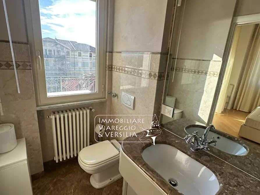 Immagine 20 di Attico in vendita  in viale Giosue Carducci a Viareggio