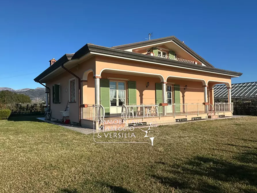 Immagine 3 di Villa in vendita  in via Consorziale a Viareggio