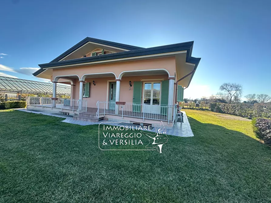 Immagine 5 di Villa in vendita  in via Consorziale a Viareggio
