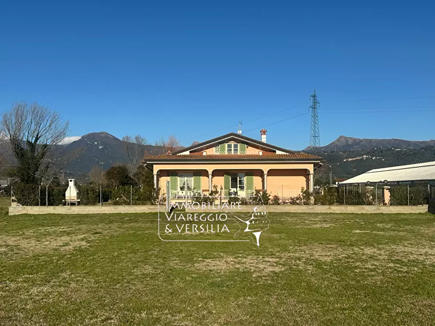 Immagine 2 di Villa in vendita  in via Consorziale a Viareggio