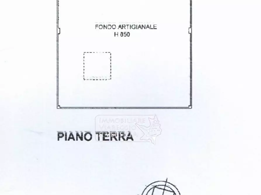 Immagine 2 di Magazzino in vendita  in via Libeccio a Viareggio