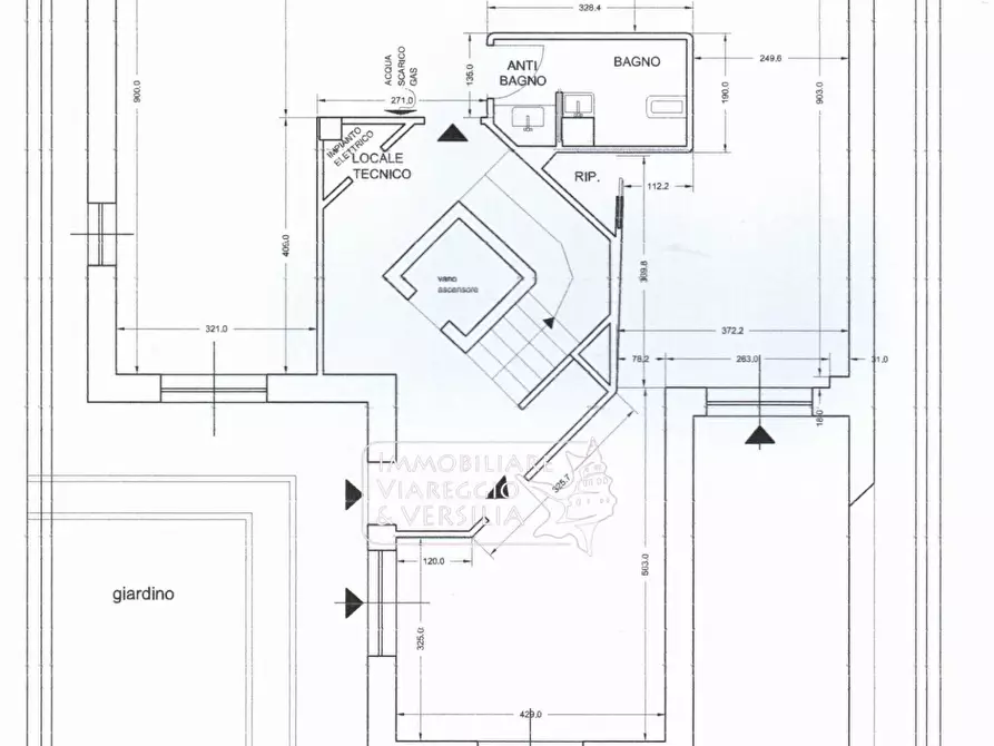 Immagine 19 di Capannone industriale in affitto  in via di Montramito a Viareggio
