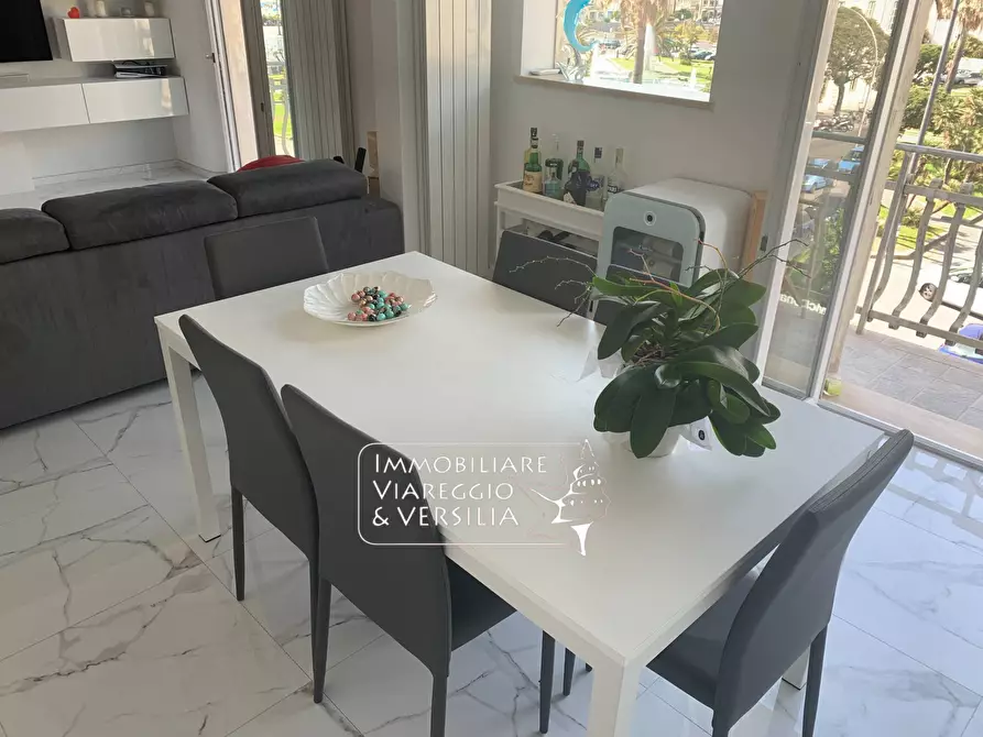 Immagine 23 di Attico in vendita  in viale Carducci a Viareggio