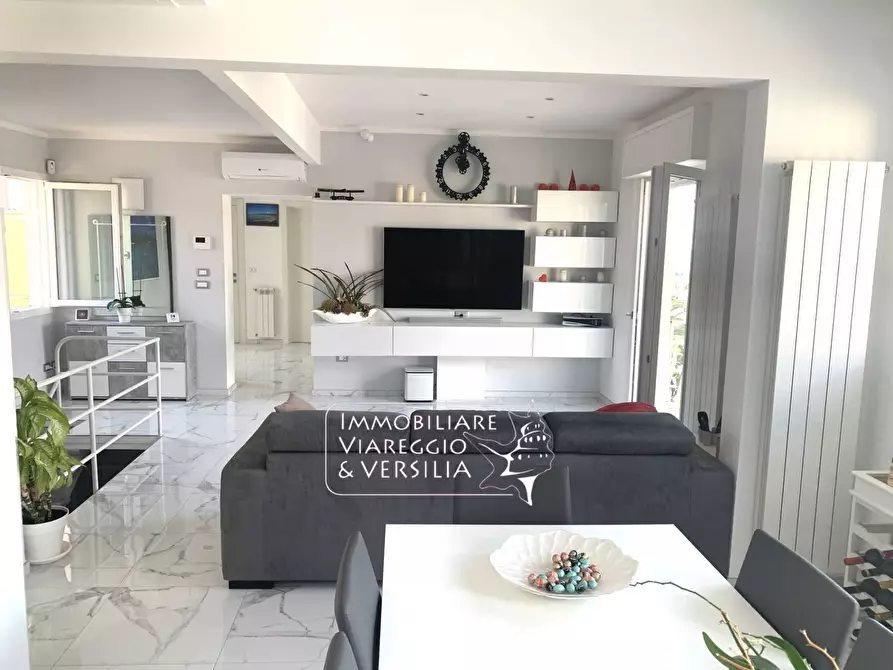 Immagine 24 di Attico in vendita  in viale Carducci a Viareggio