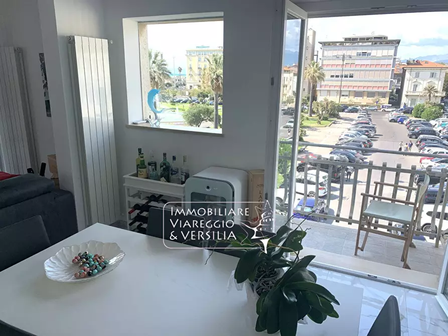 Immagine 25 di Attico in vendita  in viale Carducci a Viareggio