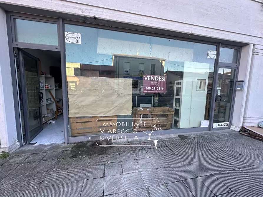 Immagine 4 di Locale commerciale in vendita  in via Aurelia nord a Viareggio