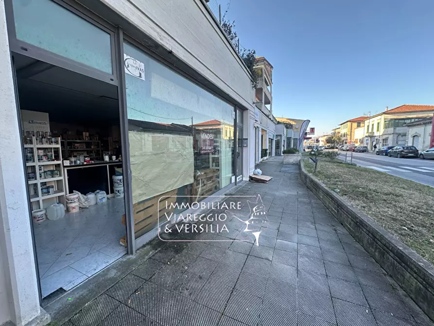 Immagine 2 di Locale commerciale in vendita  in via Aurelia nord a Viareggio