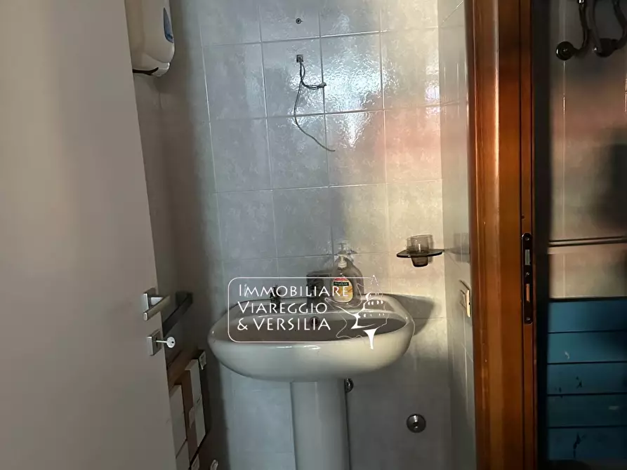 Immagine 5 di Locale commerciale in vendita  in via Aurelia nord a Viareggio