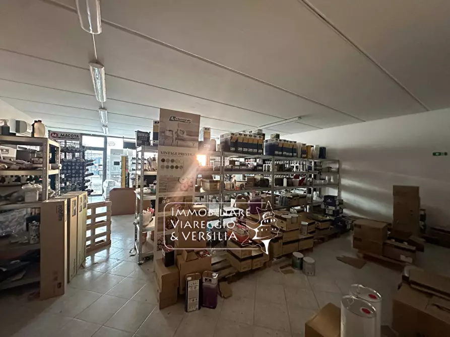 Immagine 6 di Locale commerciale in vendita  in via Aurelia nord a Viareggio